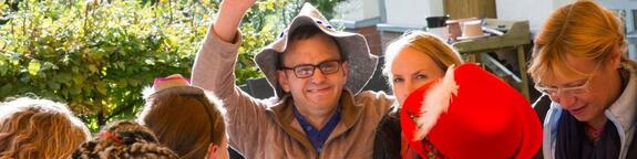 Das Bild zeigt viele Menschen, die das Oktoberfest feiern. 