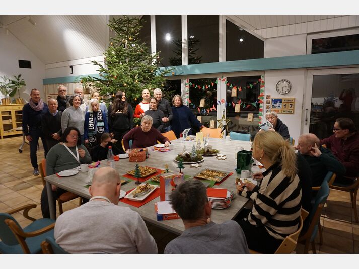 Geschenkeübergabe vom Jobcenter